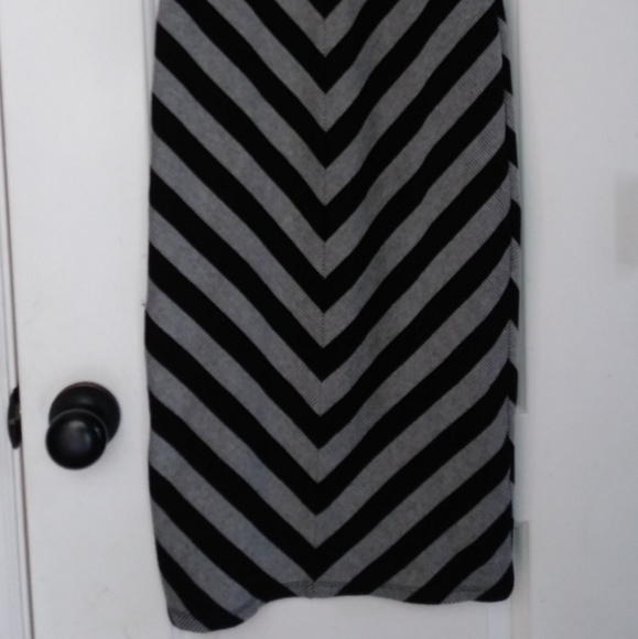 Dress : Black and grey chevron maxi dress - Picture 2 of 4